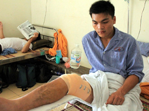 Trung sĩ Bùi Văn Tuấn trò chuyện với PV trên giường bệnh.