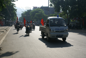 Các lực lượng phường diễu hành hưởng ứng Tháng hành động phòng - chống ma túy.
