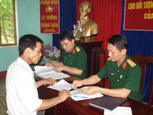 CBCS LLVT huyện Kỳ Sơn triển khai thực hiện việc chi trả chế độ theo Quyết định 142/2008/QĐ - TTg của Thủ tướng Chính phủ.