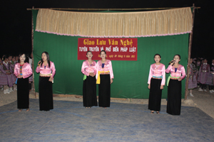 Hội LHPN tỉnh tổ chức đêm giao lưu truyền thông phòng - chống tệ nạn xã hội và tệ nạn ma túy tại xã Hang Kia ( Mai Châu).