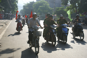 Hơn 300 ĐVTN, các đơn vị chức năng diễu hành quanh thành phố hưởng ứng tháng hành động phòng chống ma túy năm 2011.