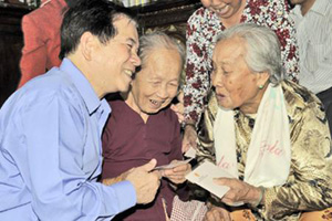 Chủ tịch nước Nguyễn Minh Triết thăm và tặng quà gia đình bà Nguyễn Thị Của ở huyện Cái Nước