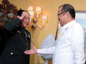 Tổng thống Philippines Benigno Aquino (phải) tiếp Bộ trưởng Quốc phòng Trung Quốc Lương Quang Liệt ngày 23/5/2011
