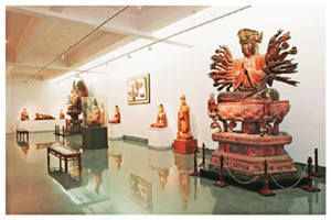 Một gian trưng bày của Bảo tàng Mỹ thuật Việt Nam