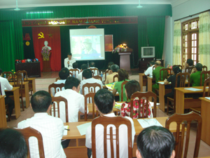 Cán bộ Trung tâm Hỗ trợ nông dân, nông thôn  - Hội Nông dân Việt Nam triển khai chương trình đổi MBH kém chất lượng lấy MBH mới đúng quy chuẩn tại tỉnh.