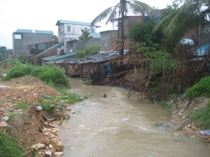 Nhiều nhà dân tại khu dân cư xóm 8, xã Sủ Ngòi (TPHB) nằm ven bờ suối nước ngập vào nhà bếp.