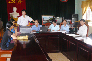 Để thuận lợi cho người dân tiếp cận nguồn vốn, NHCSXH huyện Cao Phong đã giao dịch tại xã. Ảnh: một buổi giao dịch tại xã Yên Lập.