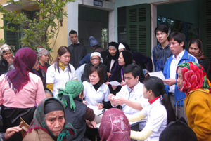 Các y, bác sỹ Bệnh viện Đa khoa tỉnh khám bệnh, cấp thuốc miễn phí cho NCT xã Yên Mông.