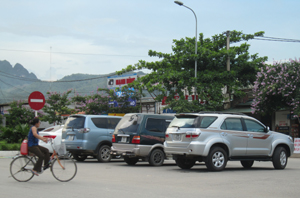 Các loại ô tô ngang nhiên đỗ trên đường giao nhau giữa đường 1 chiều tuyến đường Trần Hưng Đạo (TPHB) gây cản trở giao thông.