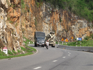 Hệ thống cọc tiêu, biển báo tại dốc Thung Nhuối, Thung Khe (Mai Châu) trên tuyến quốc lộ 6 vừa được khẩn trương tu sửa.