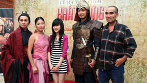 Đạo diễn Lưu Trọng Ninh (ngoài cùng bên phải) cùng con gái và các diễn viên chính tham dự buổi ra mắt phim tại Hà Nội.
