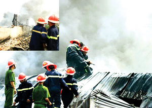 Cảnh sát PCCC Công an Hà Nội dập tắt đám cháy tại một xưởng sản xuất ở Hà Đông (Hà Nội). Ảnh: CTV.