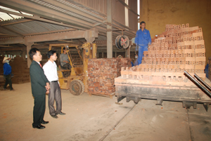 Cán bộ LĐLĐ huyện Kỳ Sơn kiểm tra nơi làm việc của công nhân lao động tại Công ty CP gạch Hương Sơn.