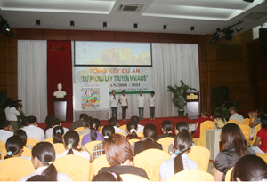 Học sinh trường PTCS Phú Minh(Kỳ Sơn) tham gia trình bày nội dung tuyên truyền kể chuyện qua tranh tại hội thảo.