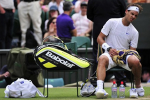 Nadal nén đau giữa trận đấu.