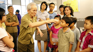 Ông Lê Kỳ Quang kể chuyện với các cháu ở bảo tàng.