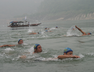 Các VĐV xã Yên Phú đã giành 2 HCV, 3HCĐ tại giải bơi các cự ly – Bơi vượt sông truyền thống cúp truyền hình tỉnh năm 2011.