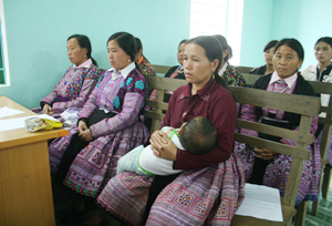 Phụ nữ xã Hang Kia ( Mai Châu) tham gia tập huấn Nghị quyết 01 về “Quản lý, giáo dục con em trong gia đình không phạm tội và TNXH