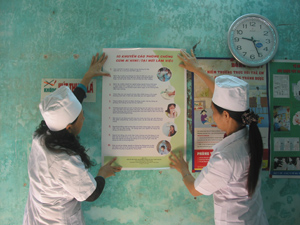 Dán pa nô, áp phích tại nơi làm việc, trường học, KDC là một trong những biện pháp truyền thông hiệu quả nâng cao ý thức phòng bệnh chủ động được Trung tâm YTDP huyện Cao Phong áp dụng.
    
