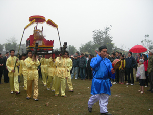 Tân Lạc giữ gìn và phát huy bản sắc văn hóa qua hoạt động lễ hội (Ảnh: Rước Thành Hoàng trong lễ hội Khai hạ Mường Bi 2011).
