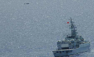 Chiếc máy bay bí mật bay gần tàu chiến của Trung Quốc trong bức ảnh do máy bay tuần tra của hải quân Nhật Bản chụp được hồi tuần trước.
