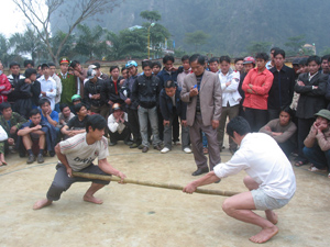 Huyện Tân Lạc tổ chức Ngày hội thể thao dân tộc định kỳ hàng năm để thúc đẩy phong trào thể thao quần chúng, tìm ra những hạt nhân tiêu biểu.