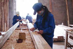 Công nhân Công ty TNHH sản xuất đồ gỗ xuất khẩu Sơn Thủy (Kỳ Sơn) được tạo việc làm có mức thu nhập ổn định hơn 3 triệu đồng/người/tháng).