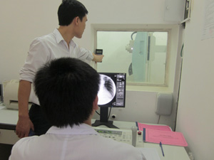 Đoàn thanh tra sở KH & CN kiểm tra an toàn bức xạ của thiết bị X Quang tăng sáng truyền hình tại Ban chăm sóc sức khỏe cán bộ tỉnh.