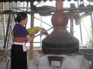 Gia đình chị Vi Thị Tồn (xóm Chiềng Hạ, xã Mai Hạ) được đầu tư nồi chưng cất tinh chế trị giá hơn 500 triệu đồng để thử nghiệm sản xuất rượu Mai Hạ chất lượng cao.