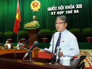Bộ trưởng Bộ tư pháp Hà Hùng Cường trình bày Tờ trình về dự án Luật sửa đổi, bổ sung một số điều của Luật luật sư.