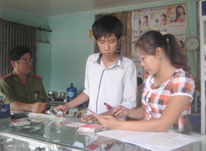 Đoàn kiểm tra liên ngành của huyện Tân Lạc kiểm tra việc kinh doanh sim, thẻ điện thoại trên địa bàn thị trấn Mường Khến (Tân Lạc).