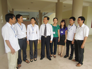 Đồng chí Đặng Đức Sinh (đứng thứ 4 từ trái sang) cùng cán bộ, giảng viên trường Chính trị tỉnh trao đổi kinh nghiệm thực tế với các học viên lớp quản lý Nhà nước đang học tập, bồi dưỡng tại trường.