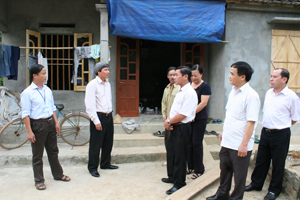 Lãnh đạo UBND tỉnh, các sở, ngành khảo sát việc triển khai  chính sách hỗ trợ nhà ở tại xã Hữu Lợi, huyện Yên Thủy.