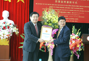 Tiến sĩ Đỗ Hải Hồ, Trưởng BQL các KCN tỉnh trao giấy chứng nhận đầu tư cho  Công ty TNHH Midori vốn đầu tư 100% của DN Nhật Bản thực hiện tại KCN Lương Sơn.