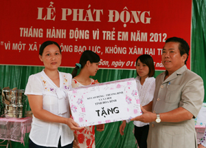 Lãnh đạo Sở LĐ - TB & XH trao quà cho trường mầm non Họa Mi xã Dân Hạ huyện Kỳ Sơn.