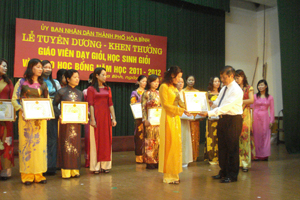 Lãnh đạo UBND TP Hòa Bình tặng giấy khen cho các nhà quản lý và giáo viên có nhiều thành thành tích trong năm học 2011-2012.