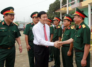 Chủ tịch nước Trương Tấn Sang thăm cán bộ, chiến sĩ Lữ đoàn Phòng không 297 (Quân khu 2).
