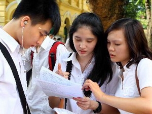 Thí sinh tại Hội đồng thi Trường THPT Việt Đức (Hà Nội) trao đổi bài sau khi kết thúc môn Ngoại Ngữ với hình thức thi trắc nghiệm.