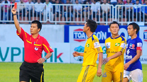 Sau khi trọng tài Công Khanh rút thẻ đỏ với Sơn Hà, HLV Hữu Thắng chạy vào sân để phản ứng trọng tài.