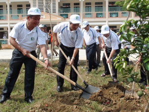 Đồng chí Trần Đăng Ninh, Phó Chủ tịch UBND tỉnh trồng cây tại trường mầm non xã Tân Vinh (Lương Sơn).