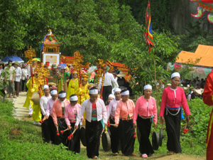 Đoàn rước bằng công nhận Di tích lịch sử văn hóa cấp tỉnh và rước sắc từ sân Đền Niệm về Đền Niệm.