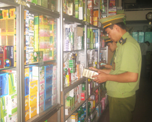 Lực lượng chức năng kiểm tra mặt hàng thuốc tại nhà thuốc An Trường trên đường Cù Chính Lan (thành phố Hòa Bình).