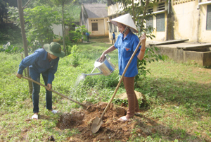 Lực lượng ĐVTN tham gia trồng cây xanh hưởng ứng ngày Môi trường thế giới.
