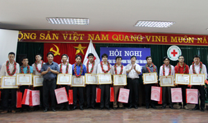 Đồng chí Bùi Văn Cửu, Phó Chủ tịch TT UBND tỉnh, Trưởng BCĐ vận động HMTN tỉnh tặng giấy khen cho 16 cá nhân được vinh danh trong phong trào HMTN.