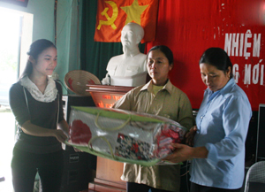 Thực hiện chủ trương xóa đói - giảm nghèo của Huyện ủy Cao Phong, chi hội PN xóm Đồng Mới, xã Dũng Phong quyên góp, tặng quà hội viên nghèo trong xóm. Ảnh: P.V