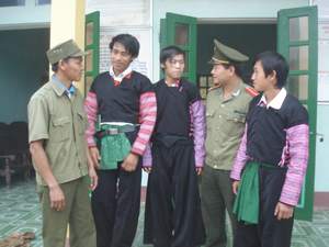 Chi bộ đoàn xã Hang Kia (Mai Châu) trao đổi với lực lượng công an huyện, xã trong công tác phối hợp thực hiện xây dựng phong trào “Toàn dân BVANTQ”. Ảnh: M.H