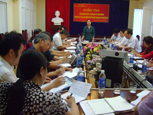 Đồng chí Hoàng Thị Chiển, Trưởng Ban Dân vận Tỉnh uỷ, Phó Ban Thường trực BCĐ thực hiện QCDC tỉnh kết luận tại buổi làm việc.