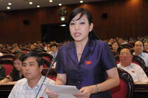 Đại biểu Nguyễn Thanh Hải, Đoàn Hoà Bình phát biểu ý kiến thảo luận tại hội trường.