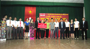 Đại diện Công ty BHNT Dai-ichi Việt Nam trao số tiền 368 triệu đồng cho gia đình ông Nguyễn Văn Luy.