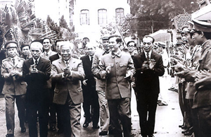 Đồng chí Phạm Hùng cùng lãnh đạo Bộ Công an đến thăm và chúc Tết cán bộ, chiến sĩ Công an Hà Nội (Xuân Quí Hợi - 1983).  


